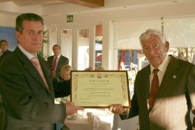 Entrega título a Cajamar por Vicente.jpg